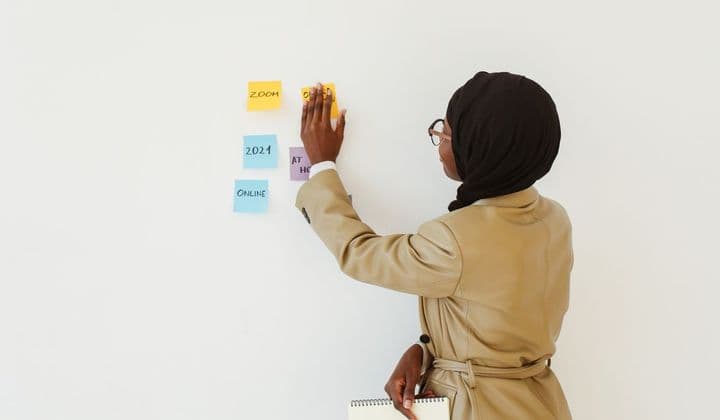 Ilustrasi perbandingan lift‑and‑shift, re‑platform, dan re‑architect untuk startup Indonesia.